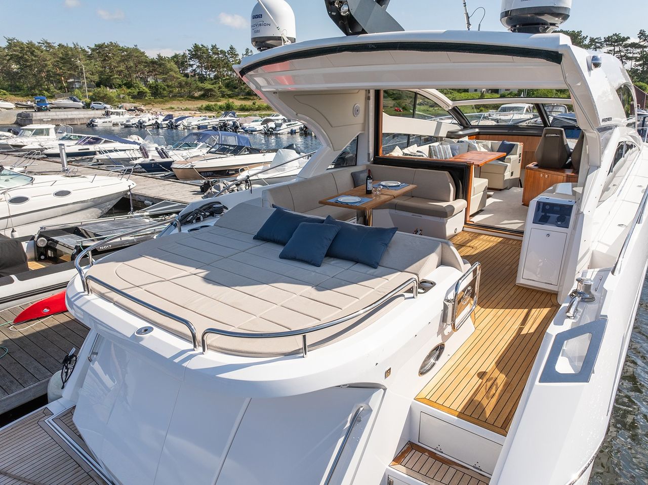 YACHT Sunseeker Predator 57 2016