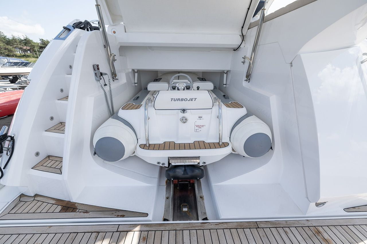 YACHT Sunseeker Predator 57 2016