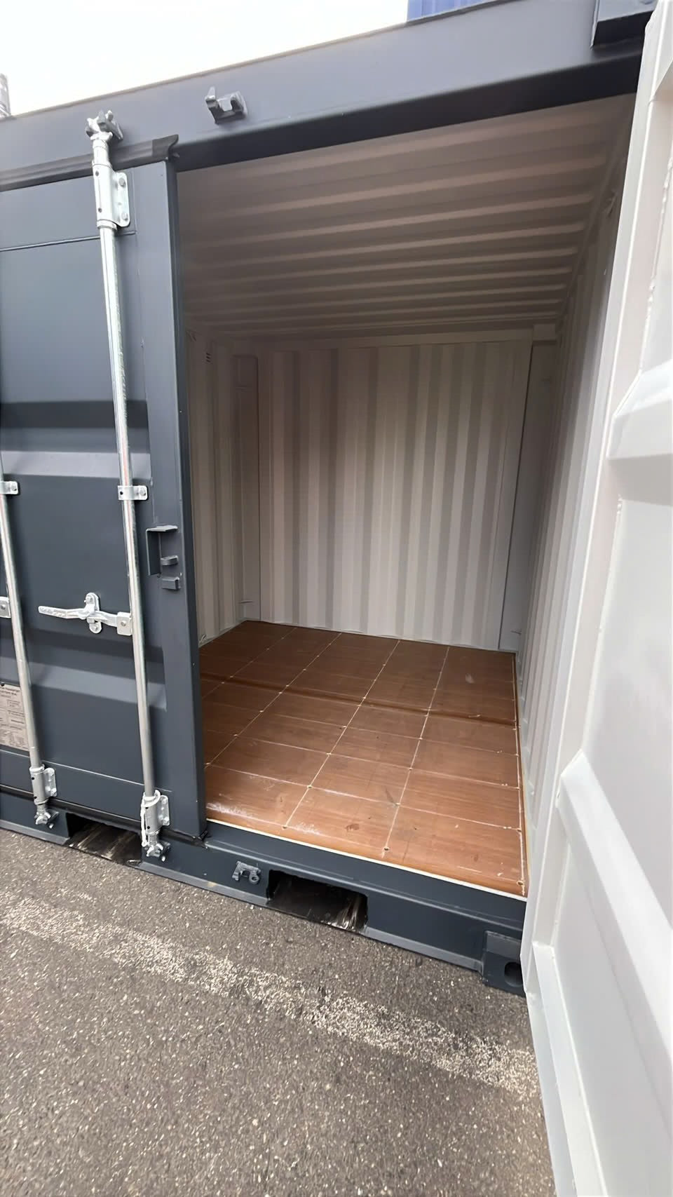 Container Maritime ISO 8 Pieds Neuf RAL 7016 – Stockage Sécurisé