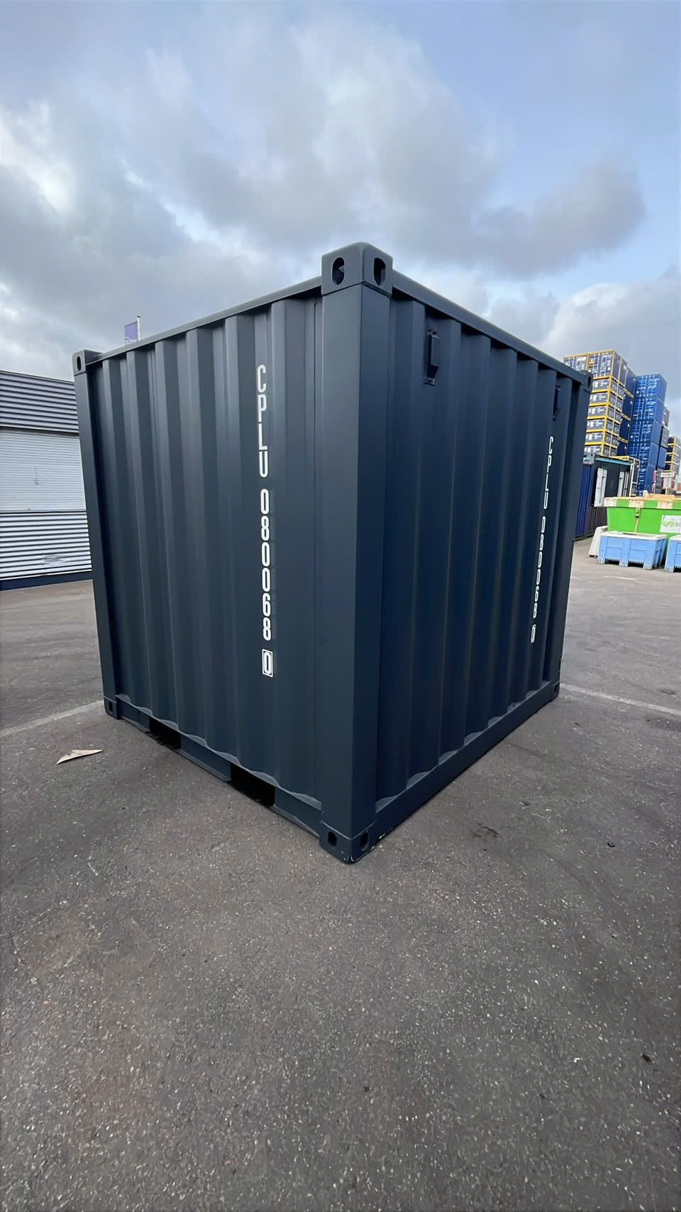 Container Maritime ISO 8 Pieds Neuf RAL 7016 – Stockage Sécurisé
